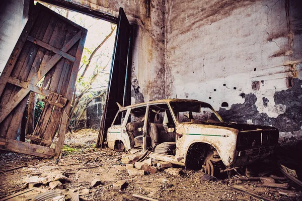 Old Rusty Car Abandoned City — Stockfoto