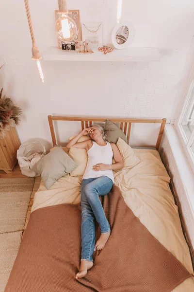 Vrouw Liggen Het Bed Bij Heldere Slaapkamer Ochtendlicht Uit Ramen — Stockfoto