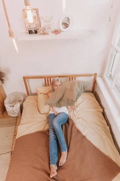 Vrouw Liggen Het Bed Bij Heldere Slaapkamer Ochtendlicht Uit Ramen — Stockfoto