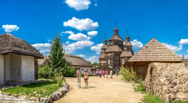 Zaporozhye, Ukrayna 07.20.2020. Ukrayna 'nın Zaporozhye şehrinde güneşli bir yaz gününde Ulusal Rezerv Khorytsia' nın açık hava müzesi