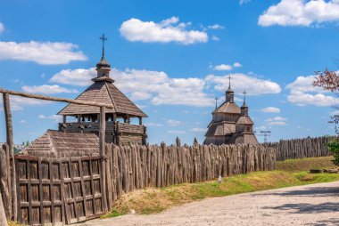 Zaporozhye, Ukrayna 07.20.2020. Dış duvarlar, ahşap çitler ve Ukrayna 'nın Zaporozhye kentindeki Ulusal Rezerv Khorytsia' nın gözetleme kuleleri güneşli bir yaz gününde