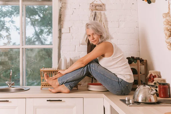 Lang Haar Blond Meisje Een Wit Shirt Vriendje Jeans Keuken — Stockfoto