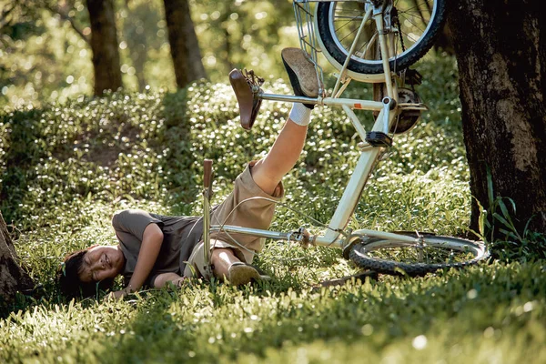 Menino Caindo Bicicleta Floresta — Fotografia de Stock
