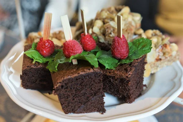 Torta Cioccolato Con Panna Bacche — Foto Stock
