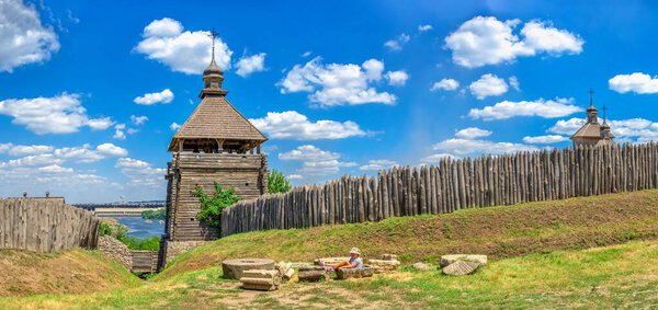 Запорожье, Украина 07.20.2020. Внешние стены, деревянный забор и сторожевые башни Национального заповедника "Хортиця" в Запорожье, Украина, в солнечный летний день