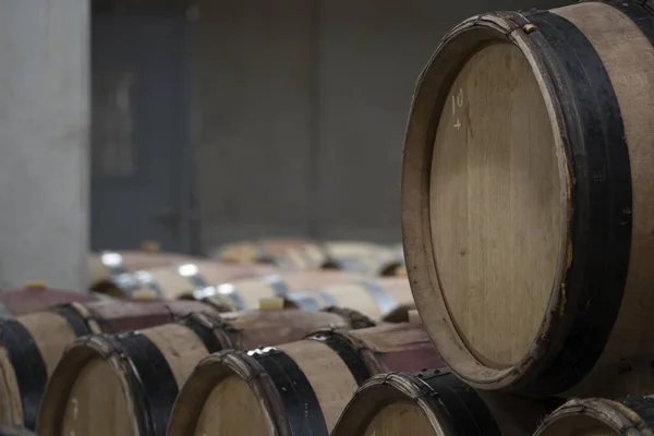 Close Barris Vinho Madeira Alinhados Adega França — Fotografia de Stock