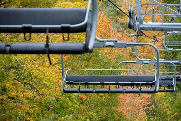 スキーリフトはオフシーズン スキーリゾートで使用されていません 明るい秋の色は葉にあります — ストック写真