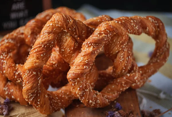 Susamlı krakerler, yakın çekim.