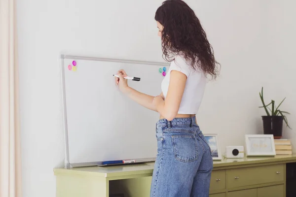 Giovane Donna Disegno Sul Bordo — Foto Stock