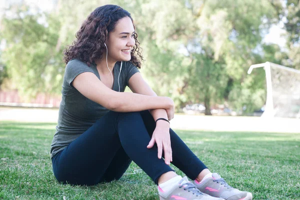 Young Curly Girl Doing Sport Park — стоковое фото