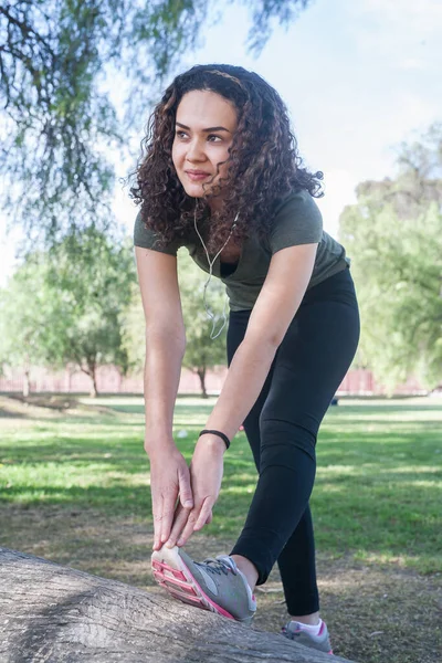 Young Curly Girl Doing Sport Park — стоковое фото