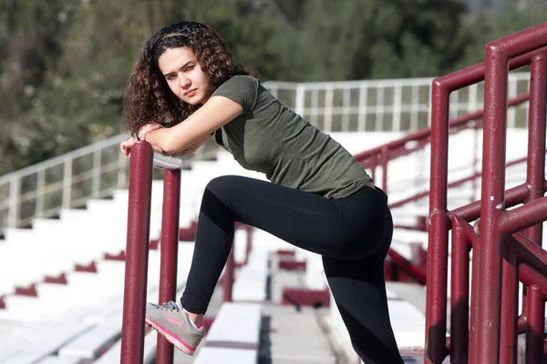 Ritratto Giovane Donna Sportiva Posa Vicino Allo Stadio — Foto Stock