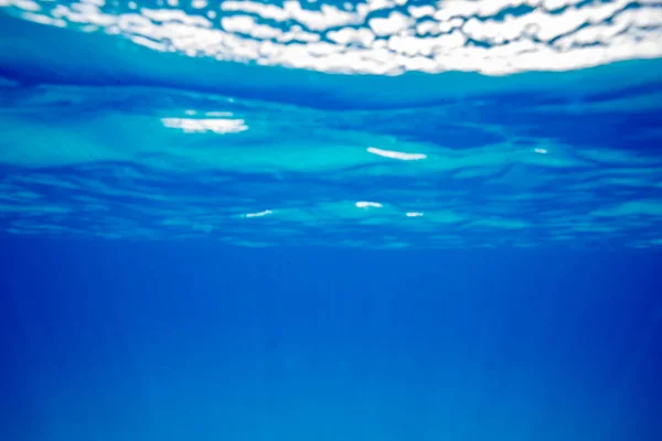 Onderwater Zicht Een Prachtig Tropisch Water Met Een Helderblauwe Lucht — Stockfoto