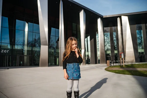 Cute Little Girl Long Hair Posing Sun Springtime — Fotografia de Stock