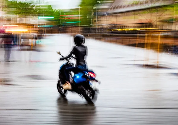 城市大街上骑着摩托车的优雅姑娘 — 图库照片