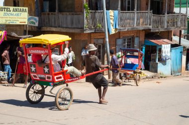Yazı işleri. Madagaskar sokaklarında bir Rickshaw taksisi