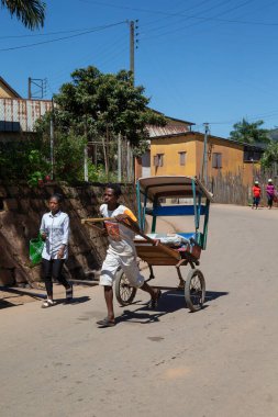 Yazı işleri. Madagaskar sokaklarında bir Rickshaw taksisi