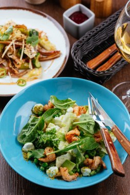 Masadaki lezzetli yiyeceklerin yakın plan çekimi.