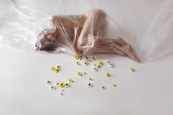 Retrato Estudio Personas Desnudas Dentro Una Gran Bolsa Plástico Concepto — Foto de Stock