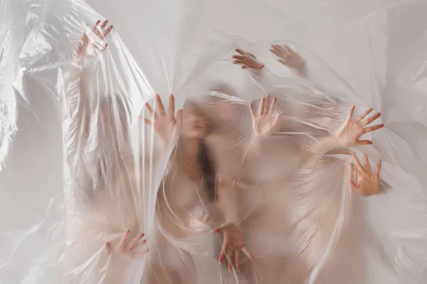 Studio Πορτρέτο Γυμνών Ανθρώπων Μέσα Μεγάλη Πλαστική Σακούλα Πλαστική Ρύπανση — Φωτογραφία Αρχείου