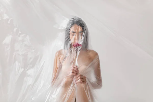 Retrato Estudio Personas Desnudas Dentro Una Gran Bolsa Plástico Concepto — Foto de Stock