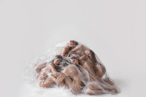 Plastik Torba Içindeki Çıplak Insanların Stüdyo Portresi Plastik Kirlilik Konsepti — Stok fotoğraf