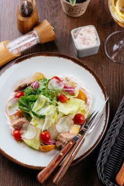 Masadaki lezzetli yiyeceklerin yakın plan çekimi.