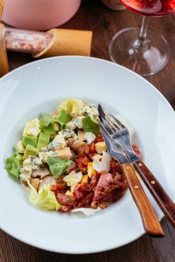 Masadaki lezzetli yiyeceklerin yakın plan çekimi.