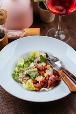 Masadaki lezzetli yiyeceklerin yakın plan çekimi.