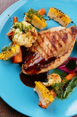 Masadaki lezzetli yiyeceklerin yakın plan çekimi.