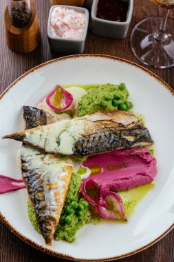 Masadaki lezzetli yiyeceklerin yakın plan çekimi.