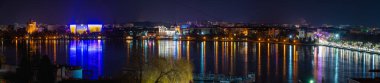 Ternopil, Ukrayna 01.05.2020. Ternopil gölet ve kalesinin panoramik manzarası Ternopol, Ukrayna 'da, bir kış gecesinde
