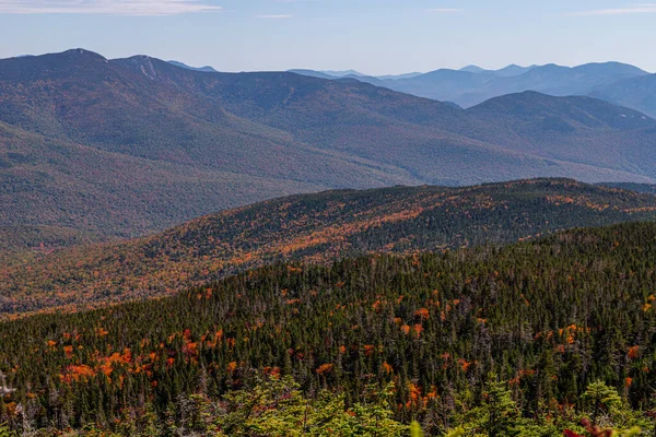 Herbstlandschaft Mit Bäumen Und Bergen — Stockfoto