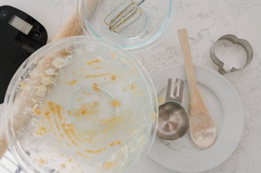 Hamuru un ve tereyağıyla karıştırma manzarası beyaz masada