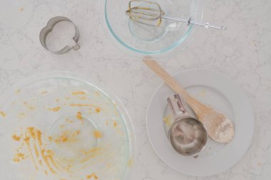 Bir kase beyaz yumurta, bir kaşık ve gri arka planda bir fincan çay.