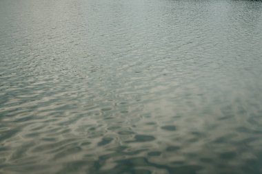 Su nehirde dalgalanır