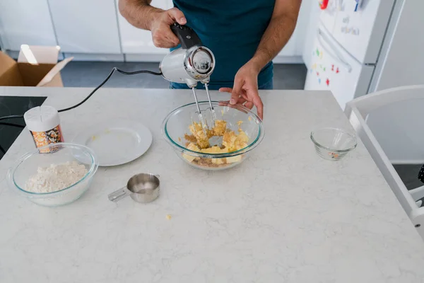 Kok Koken Aan Tafel Keuken — Stockfoto