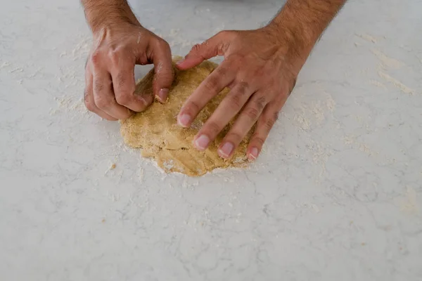 Пекар Робить Шматочок Тіста Білому Фоні — стокове фото