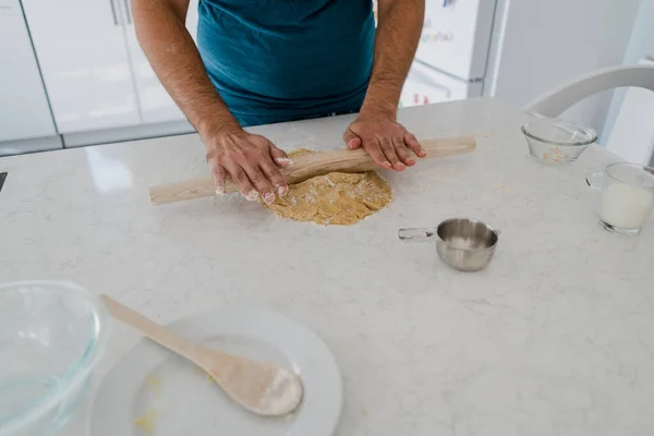 Bijgesneden Uitzicht Vrouw Maken Deeg Met Bloem Keuken — Stockfoto