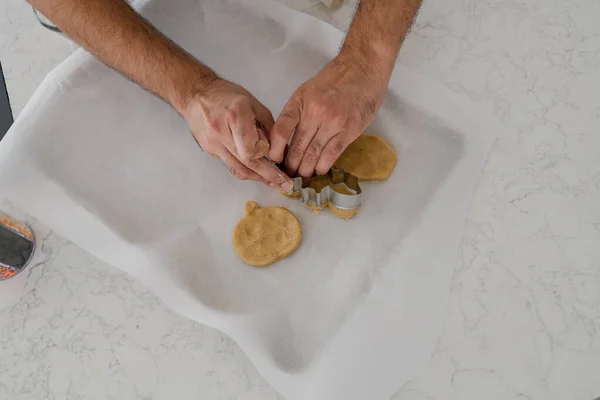 Man Die Een Stuk Brood Maakt Een Witte Achtergrond — Stockfoto