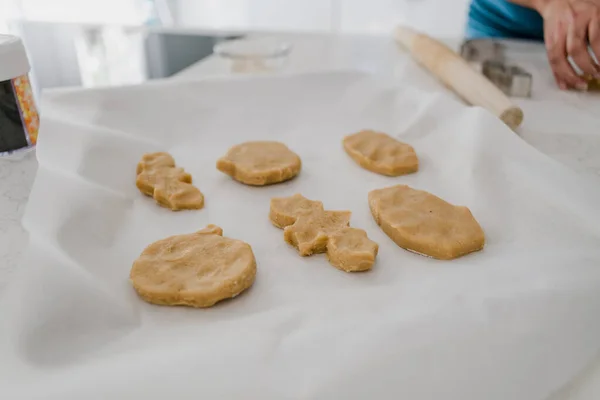 Galletas Jengibre Caseras Con Rodillo Sobre Fondo Blanco — Foto de Stock