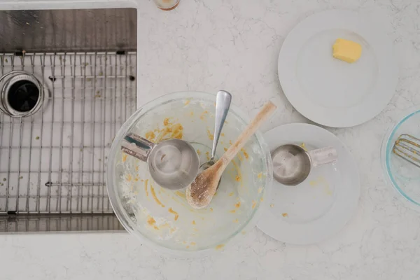 Una Vista Superior Tazón Deliciosos Panqueques Con Leche Una Cuchara — Foto de Stock