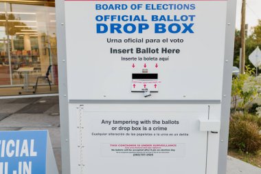 Resmi oy sandığı sokakta.