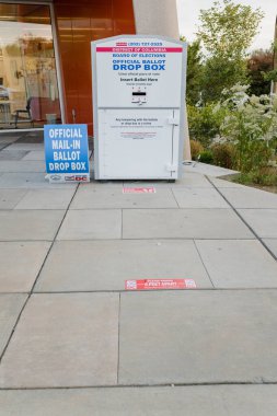 Resmi oy sandığı sokakta.