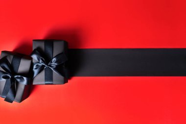 Kara Cuma indirimi, online alışveriş için kara hediye kutusu.