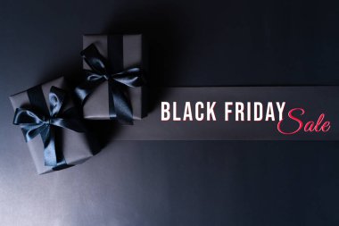 Kara Cuma indirimi, online alışveriş için kara hediye kutusu.