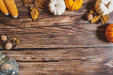 Tahta masadaki kabak ve fındıklı Şükran Günü 'n kutlu olsun.