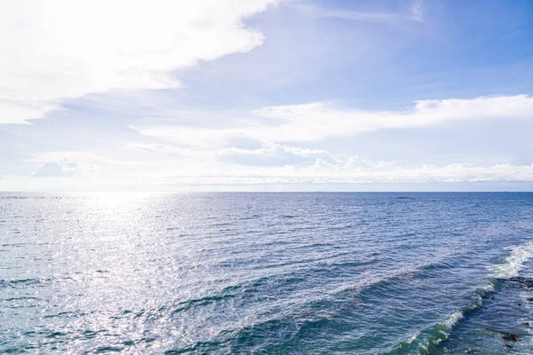 Nuvens Bonitas Sobre Conhecer Mar Azul — Fotografia de Stock