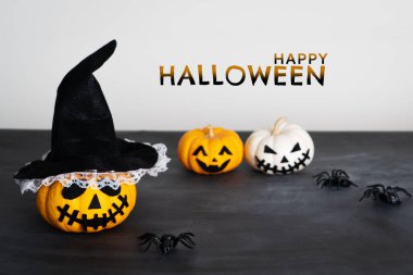 Mutlu Cadılar Bayramı, korku balkabağı ve siyah arka planda korkunç örümcek.