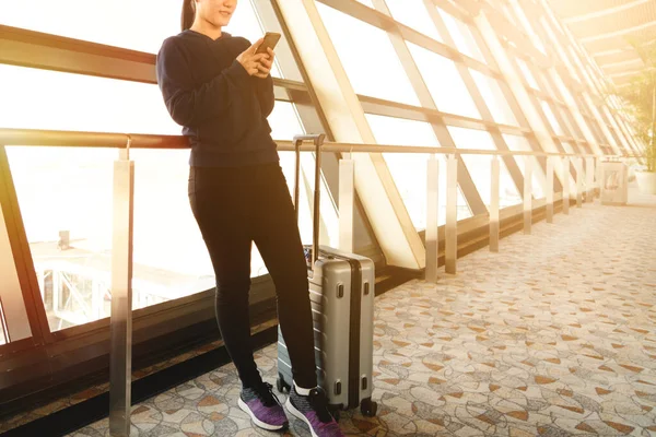 Asia Kobieta Pomocą Telefonu Komórkowego Podczas Oczekiwania Lotu Nowoczesnym Terminalu — Zdjęcie stockowe
